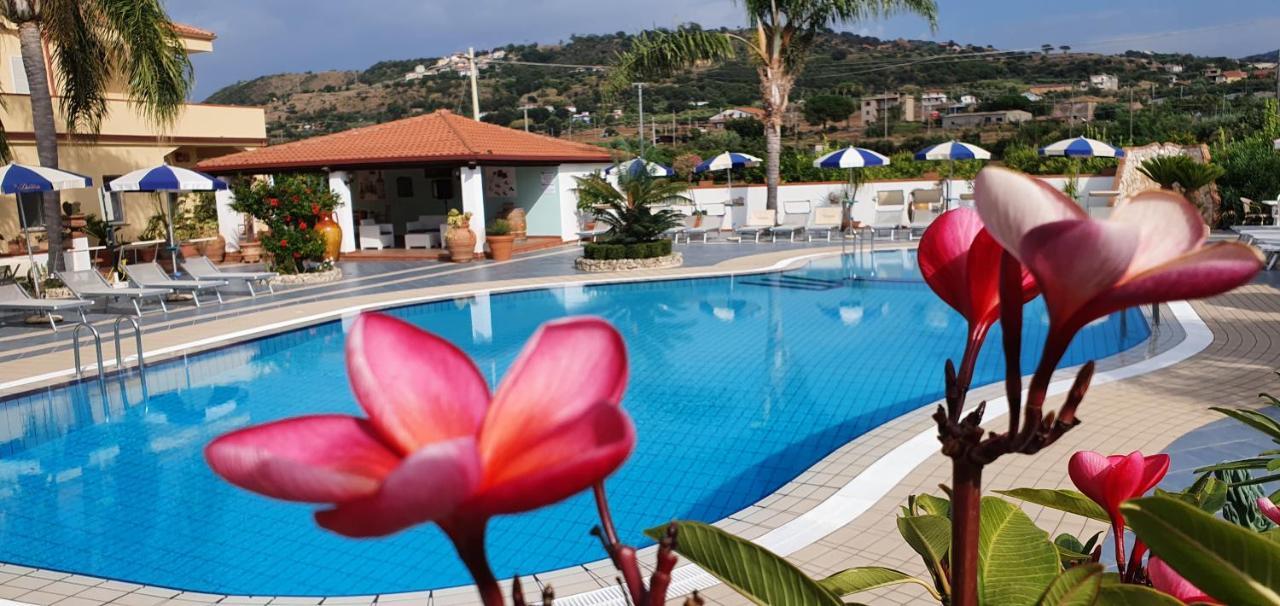 Hotel Damanse Santa Domenica  Eksteriør billede