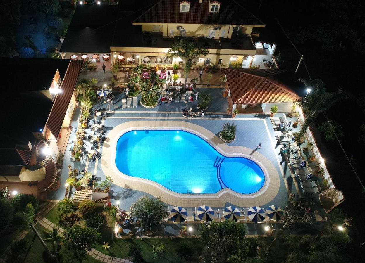 Hotel Damanse Santa Domenica  Eksteriør billede