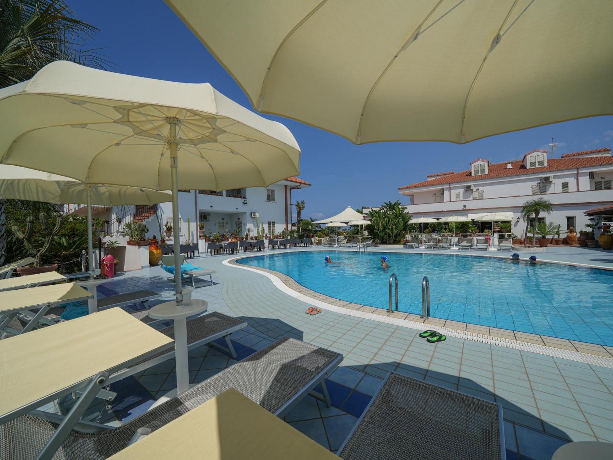 Hotel Damanse Santa Domenica  Eksteriør billede